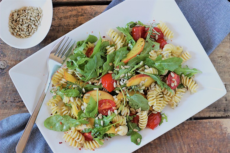 Nudelsalat mit Rucola und Pfirsich