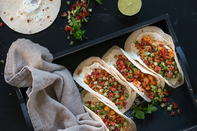 Tortilla mit Pulled Lachs und Salsa