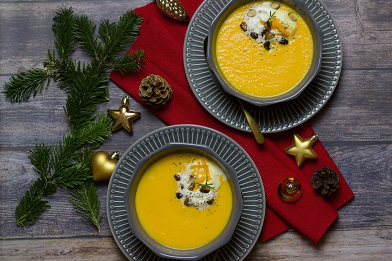 Festliche Karotten-Orangen-Suppe mit gerösteten Haselnüssen