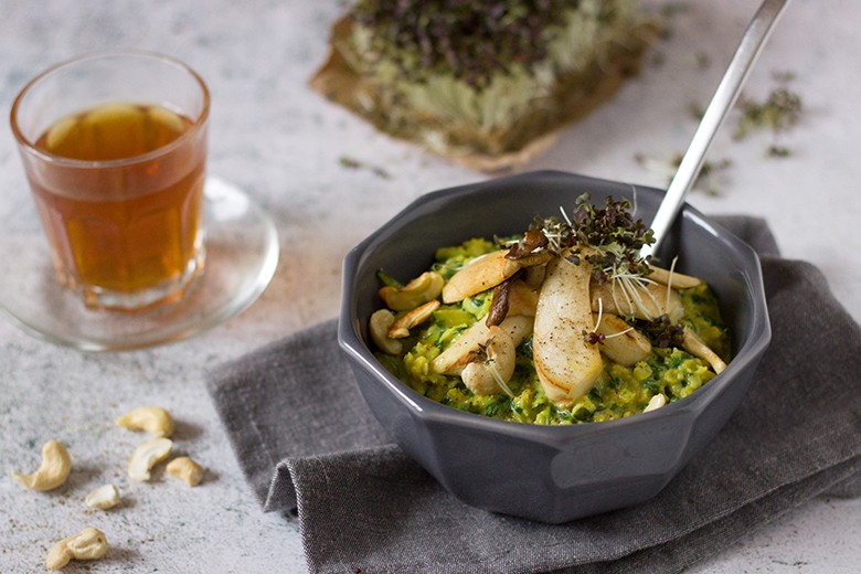 Pikantes Porridge mit Spinat und Pilzen