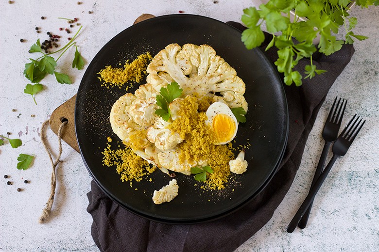 Karfiolsteaks aus dem Ofen mit Currybrösel und Ei