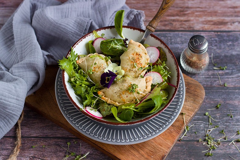 Bärlauch-Kräuter-Tascherl auf Blattsalat