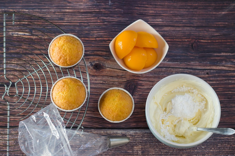 Eierlikör-Muffins mit Pfirsich