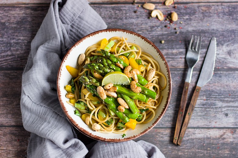 Asia-Spaghetti mit grünem Spargel