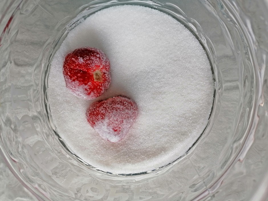 Erdbeeren mit Zucker ziehen lassen