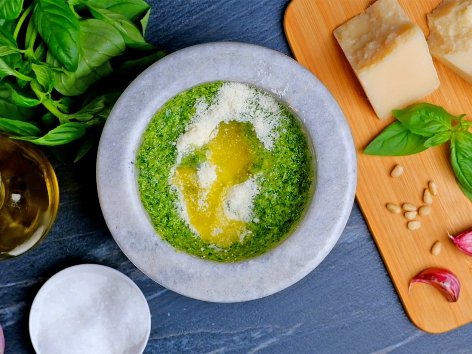 Basilikum Pesto fertig stellen