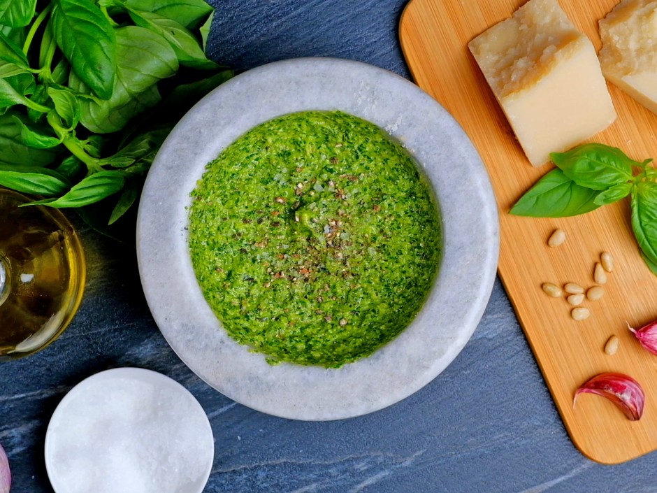 Basilikum Pesto abschmecken