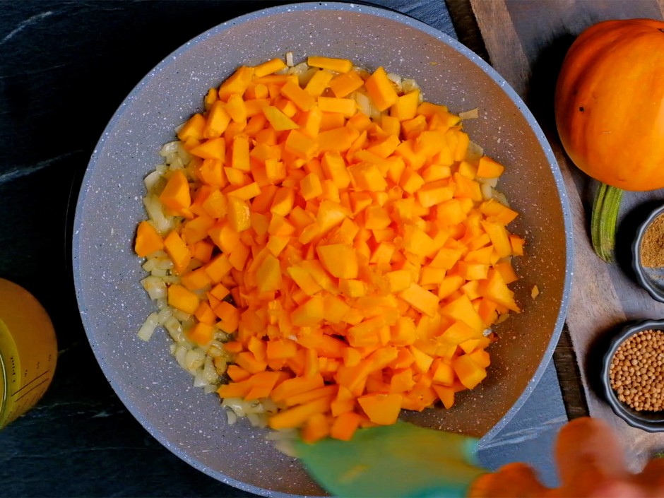 Kürbiscremesuppe - Kürbiswürfel hinzugeben