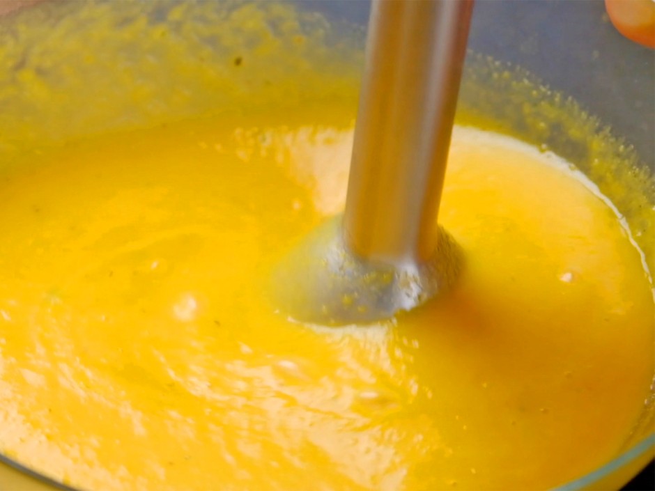 Kürbiscremesuppe pürieren