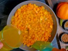 Kürbiscremesuppe mit Gemüsebrühe aufgießen