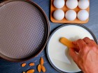 Biskotten in die Milch-Rum-Mischung tauchen