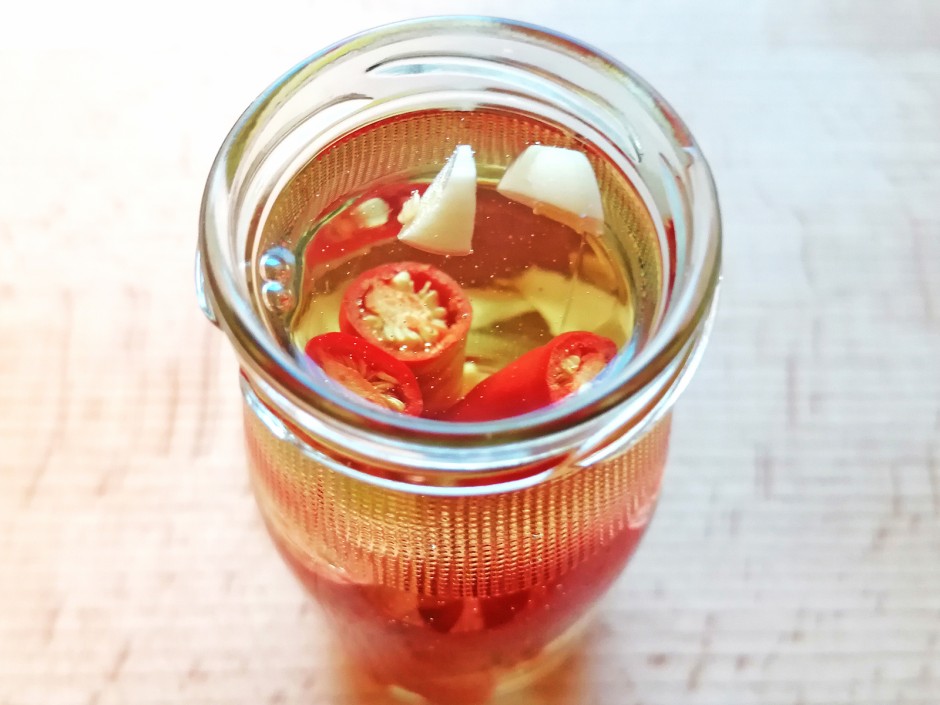 Chili-Knoblauch-Öl ziehen lassen