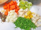 Gemüse, Kräuter und Gewürze vorbereiten