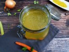 Klare Gemüsesuppe zubereiten