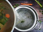 die Suppe abseihen