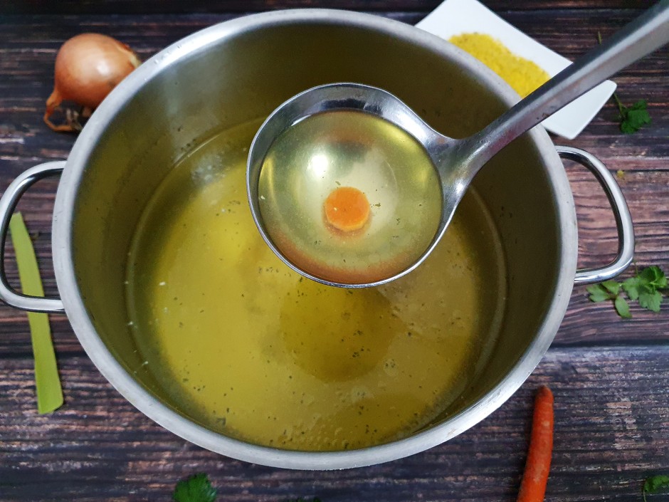 die Suppe würzen