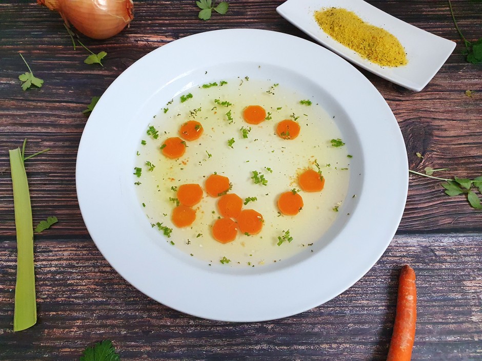 Klare Gemüsesuppe zubereiten