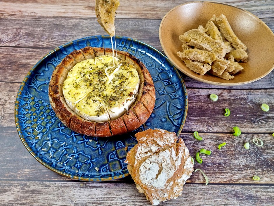 Gebackener Camembert im Brotlaib selber machen