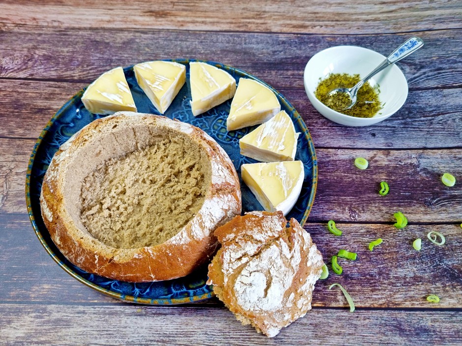 Gebackener Camembert im Brotlaib zuschneiden