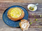 Gebackener Camembert im Brotlaib Gewürzöl