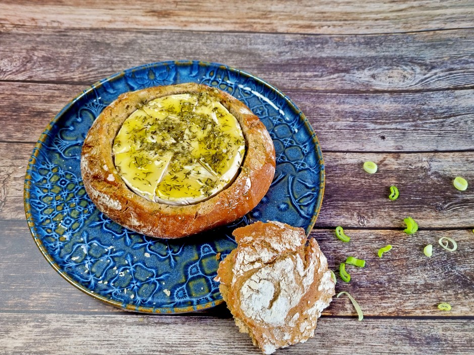 Gebackener Camembert im Brotlaib überbacken