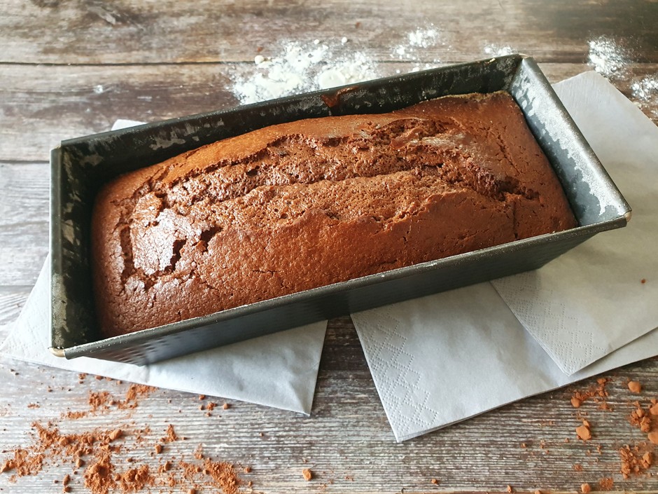 den fertigen Kuchen aus dem Ofen holen