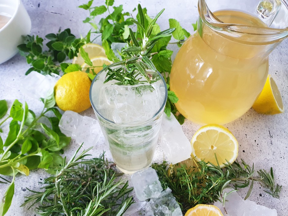 Kräutersirup servieren
