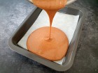 Schokokuchen in die Form füllen
