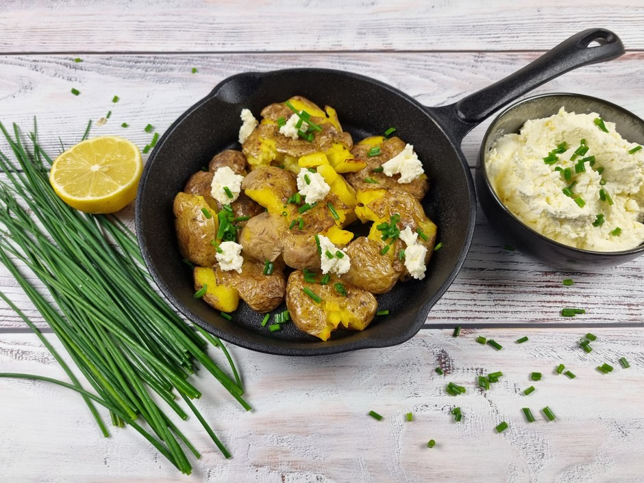 Smashed Potatoes mit Feta-Dip