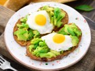 Smashed Avocado Brot mit Wachteleiern