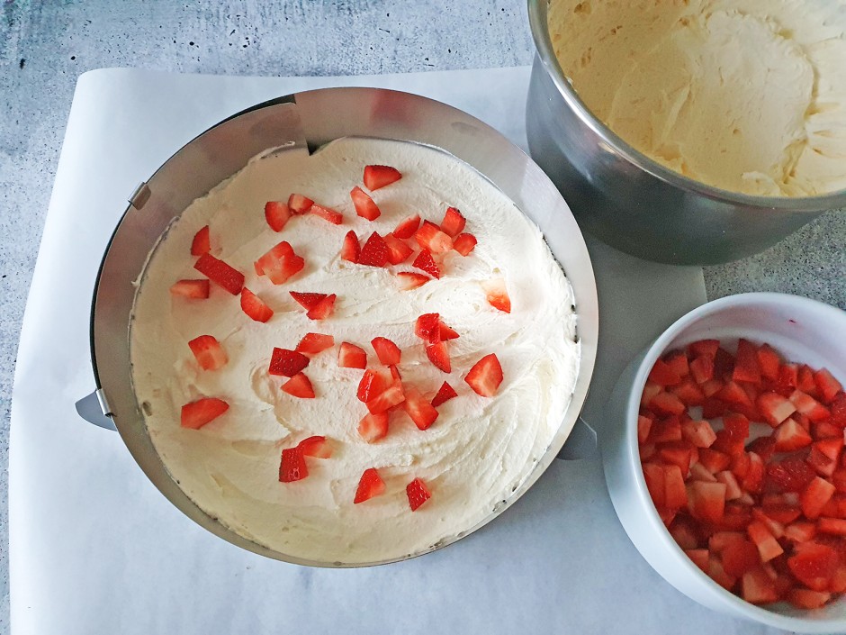Torte mit Erdbeerstücken verfeinern