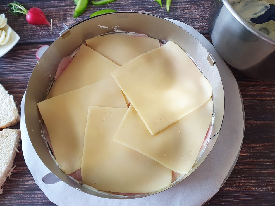 mit Schinken und Käse belegen