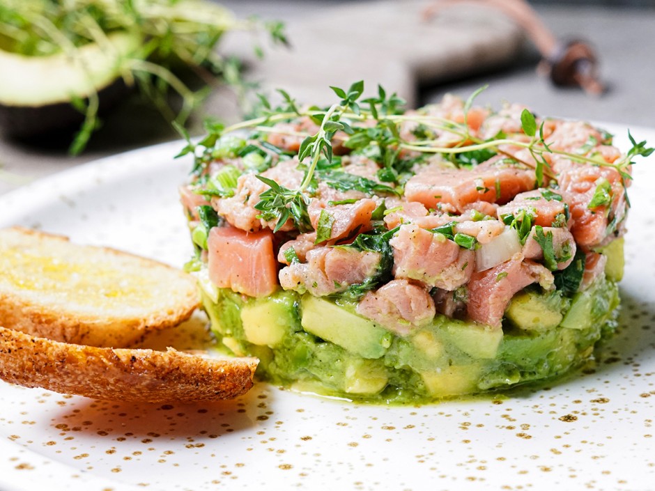 Lachstatar mit Avocado