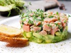 Lachstatar mit Avocado
