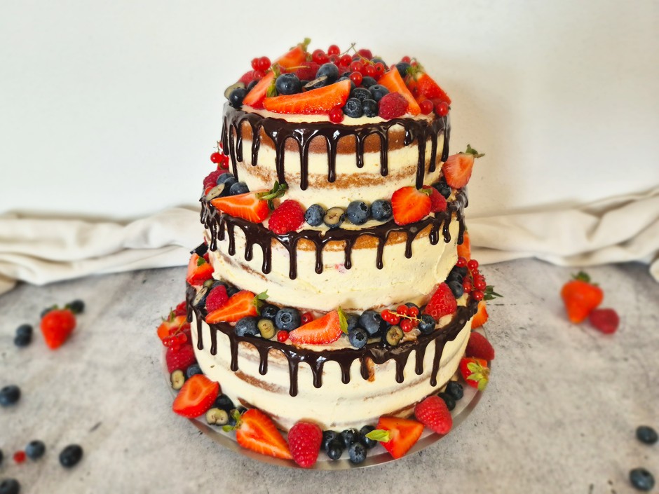 Semi Naked Torte mit Beeren und Drip