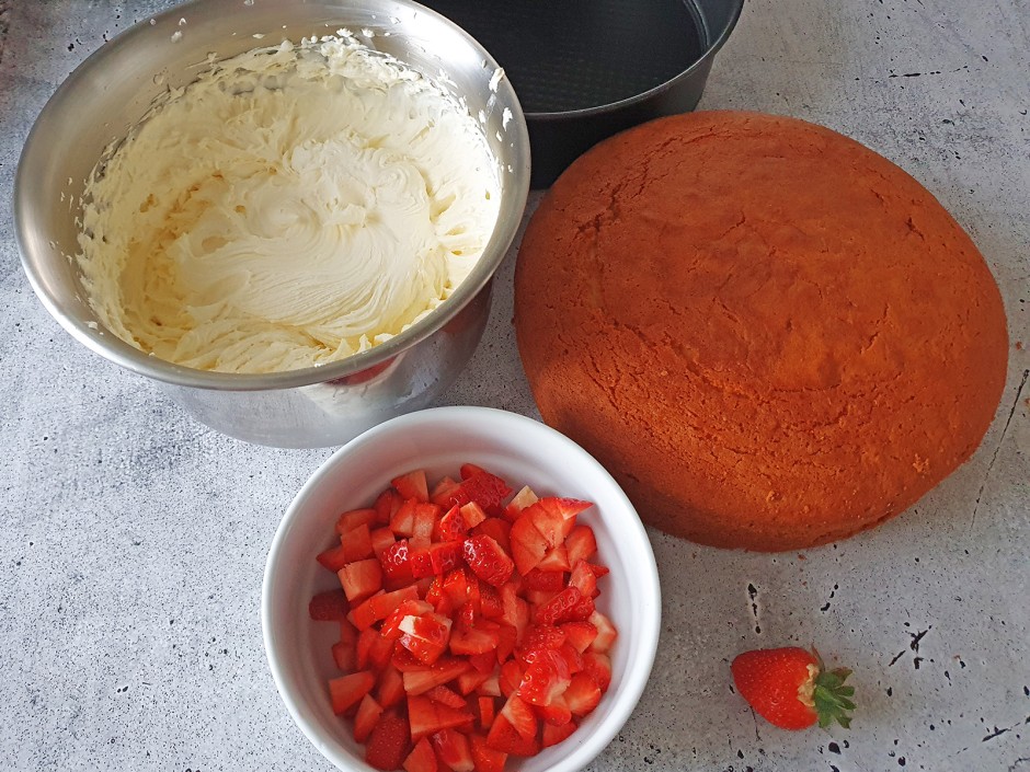 Tortenboden, Creme, Erdbeerstücke