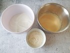 Eidotter und Zucker cremig rühren