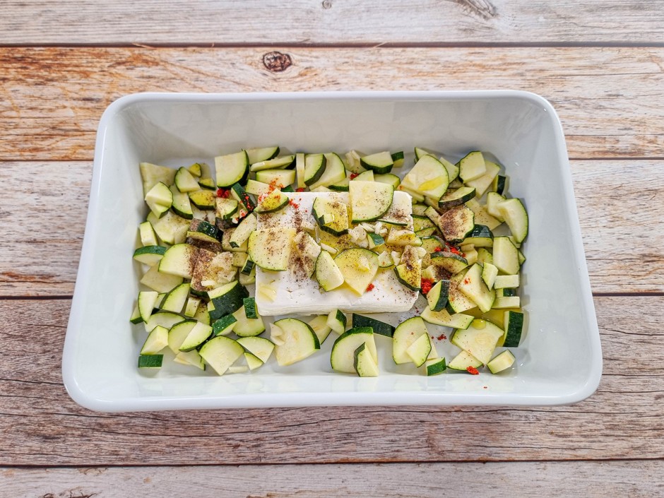 Zucchini und Feta garen