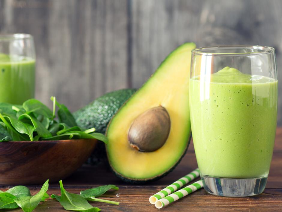 Grüner Smoothie mit Mango, Banane, Avocado und Spinat 