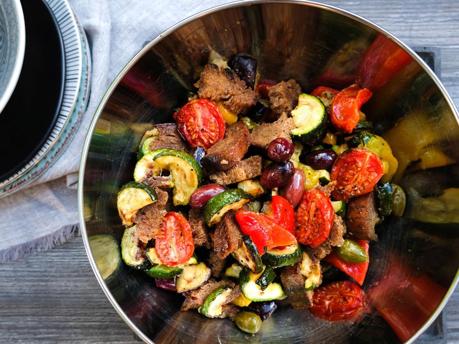 Brotsalat mit gegrilltem Gemüse