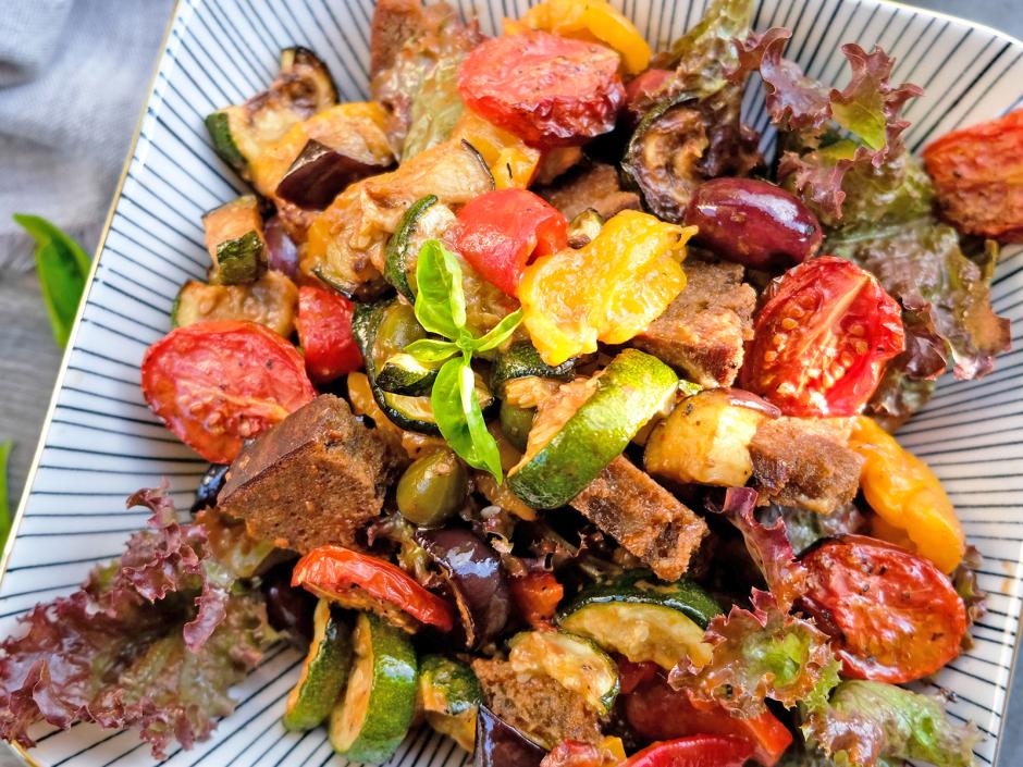 Brotsalat mit gegrilltem Gemüse