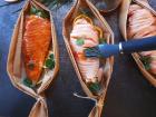 Hühnerbrüste mit Marinade bepinseln