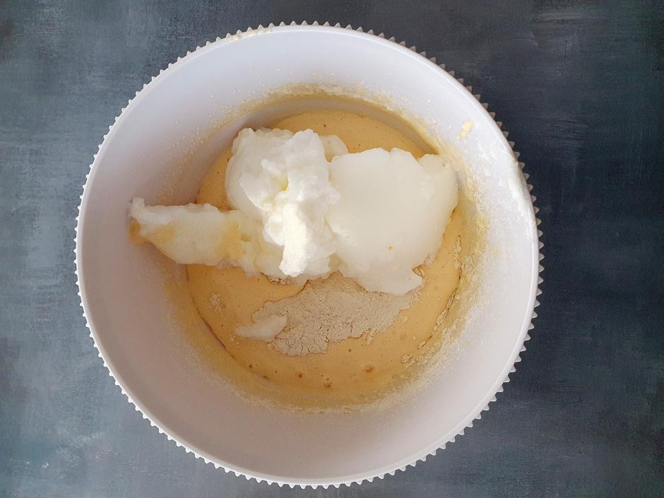 Eischnee und Mehl unterheben