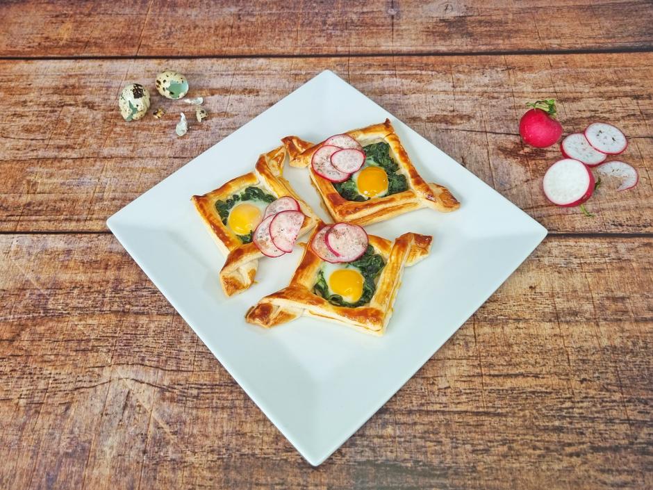 Spinattaschen mit Wachtelei