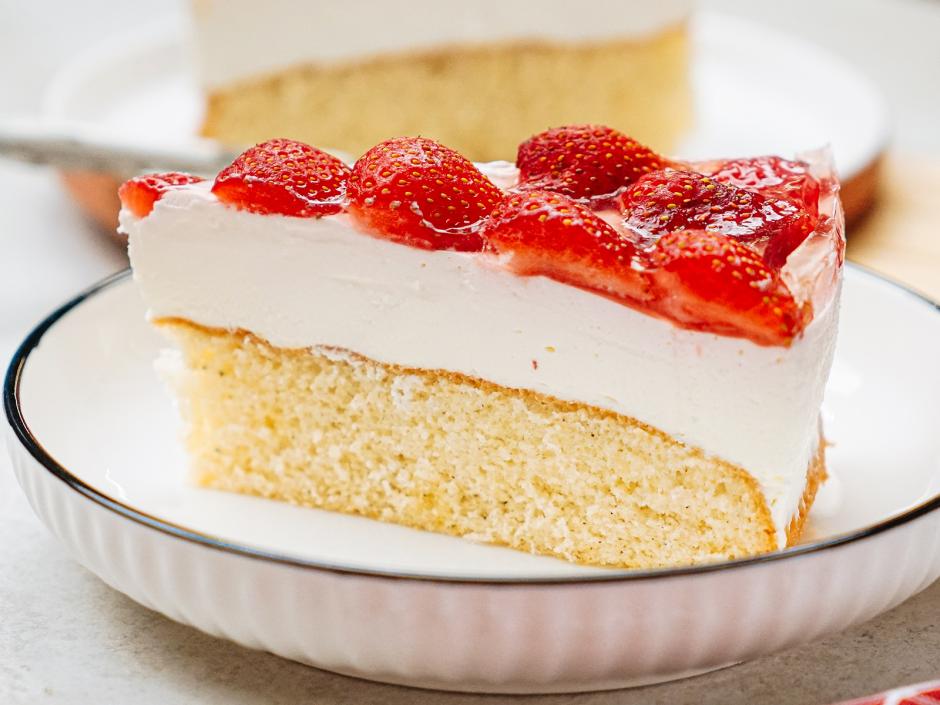 Topfentorte mit Erdbeeren