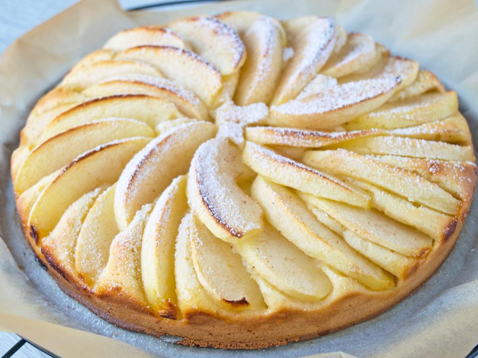 Einfache Torte mit Apfelspalten