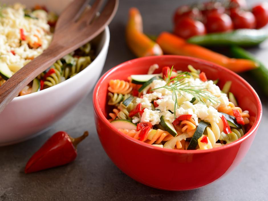Mediterraner Nudelsalat mit Olivendressing