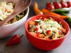 Mediterraner Nudelsalat mit Olivendressing