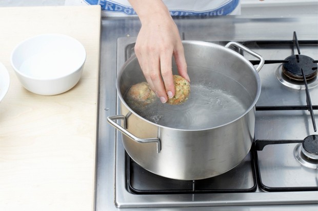 Knödel kochen