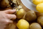 Kartoffeln schälen